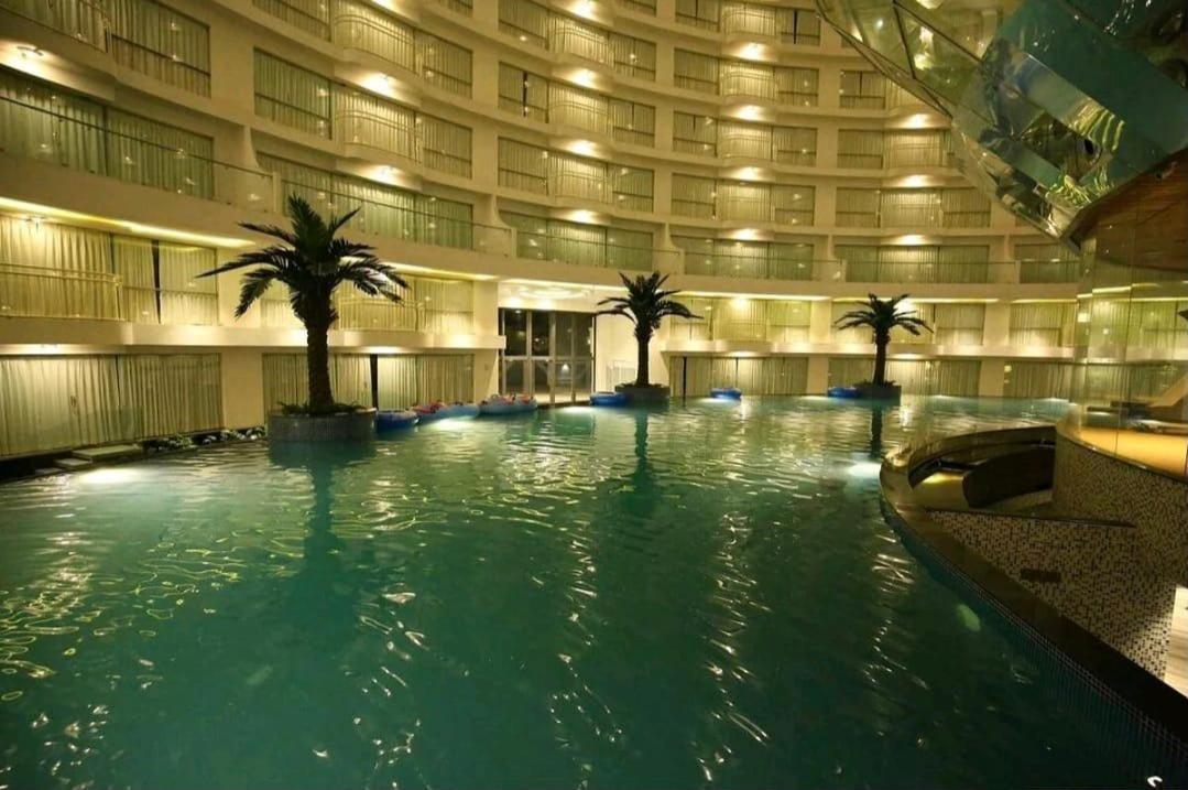 7 Star Weekend Studio At Rajhans Belliza By Global Hospitality Surat Exterior foto